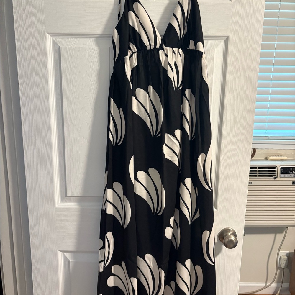 Black and White Spaghetti Strap Backless Maxi Dress